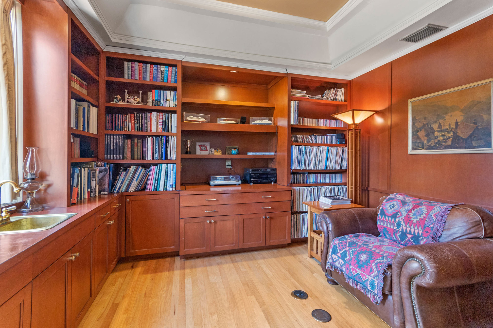 room with built in shelves and book